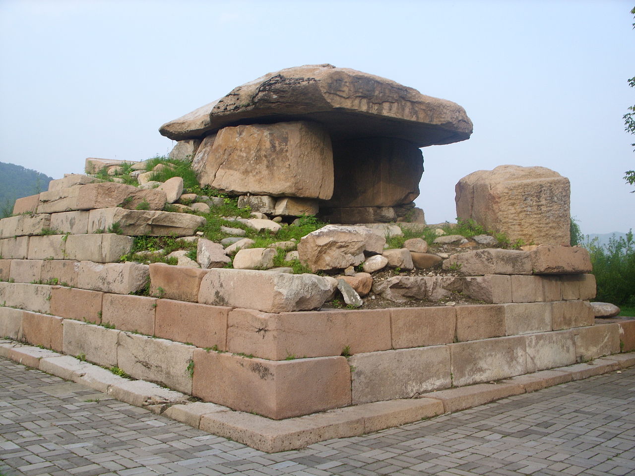King Jangsu's royal concubine tomb