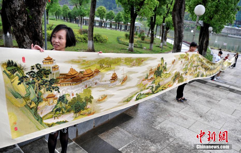 A chinese woman spent 6 years embroidered 22x0.6 meters of 'Along the River During Qingming Festival'