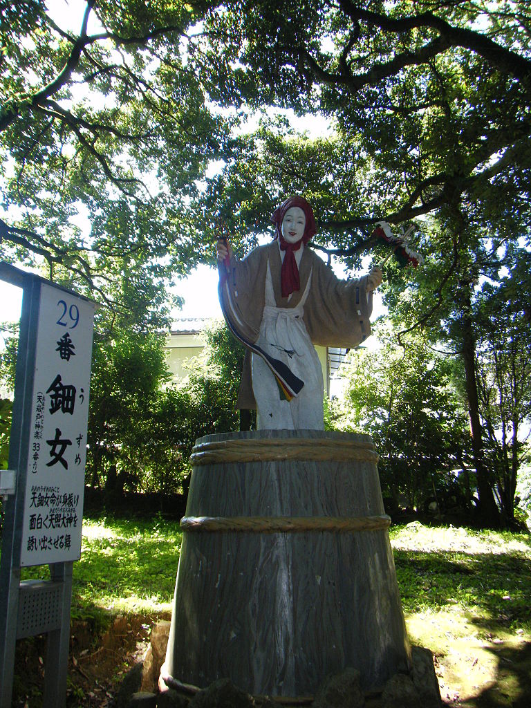The statue of Ame-no-Uzume at Amanoiwato Shrine (Amanoiwato-jinja 天岩戸神社)