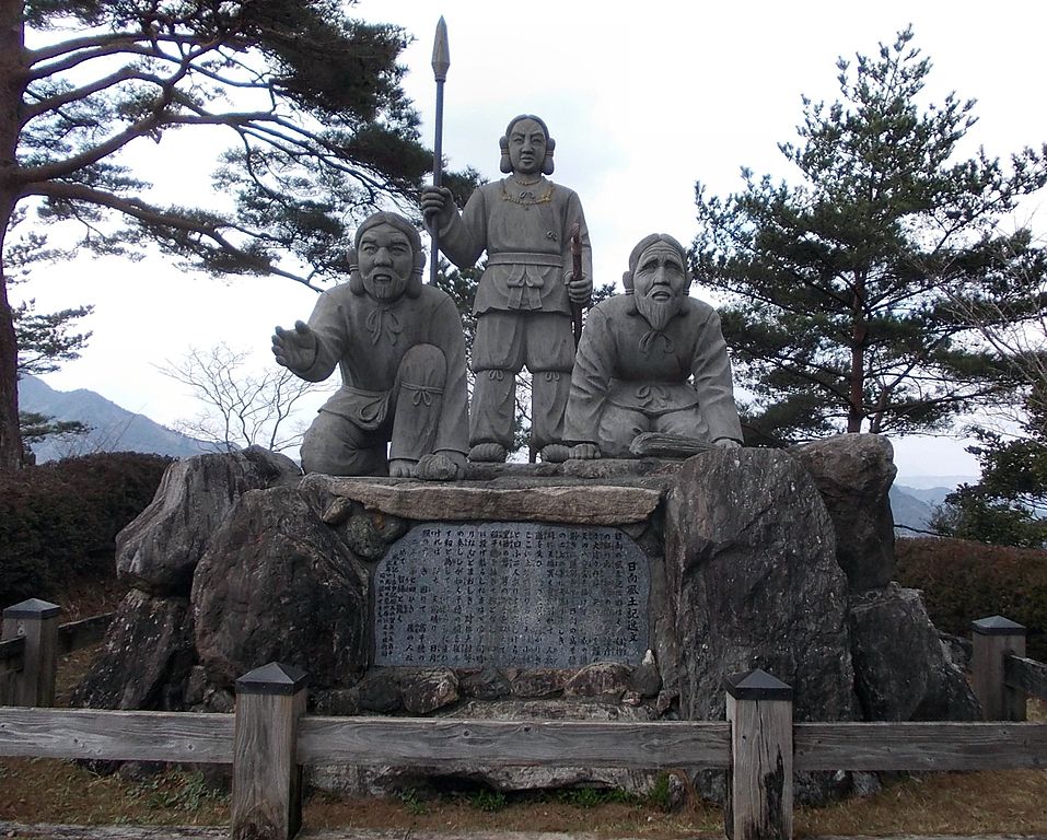 Ninigi-no-mikoto statues